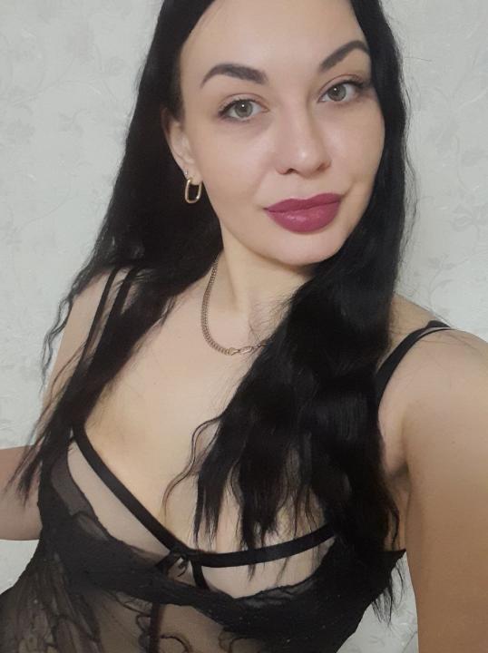 Webcam chat profile for MadamCharm: Nails