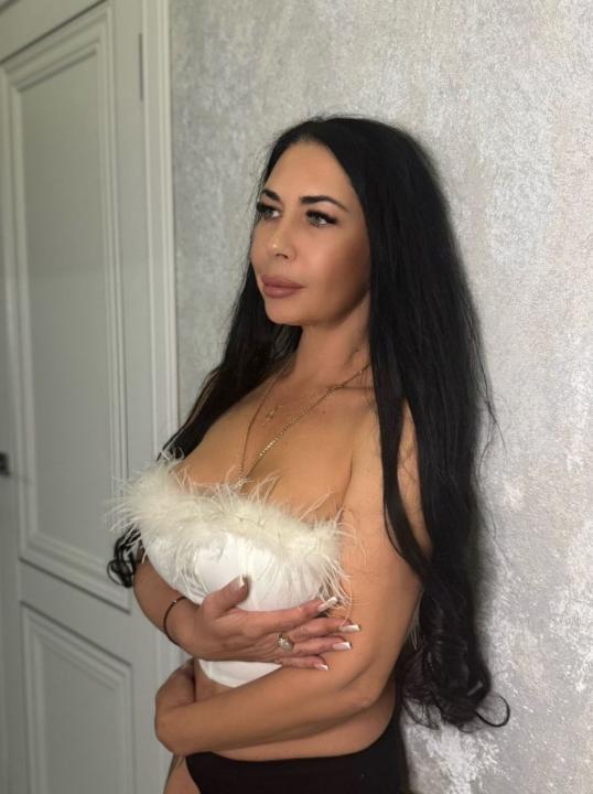 Webcam chat profile for M1onika: Ask about my other interests