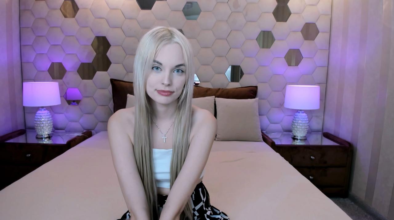 Webcam chat profile for CallMeMargo: Kissing