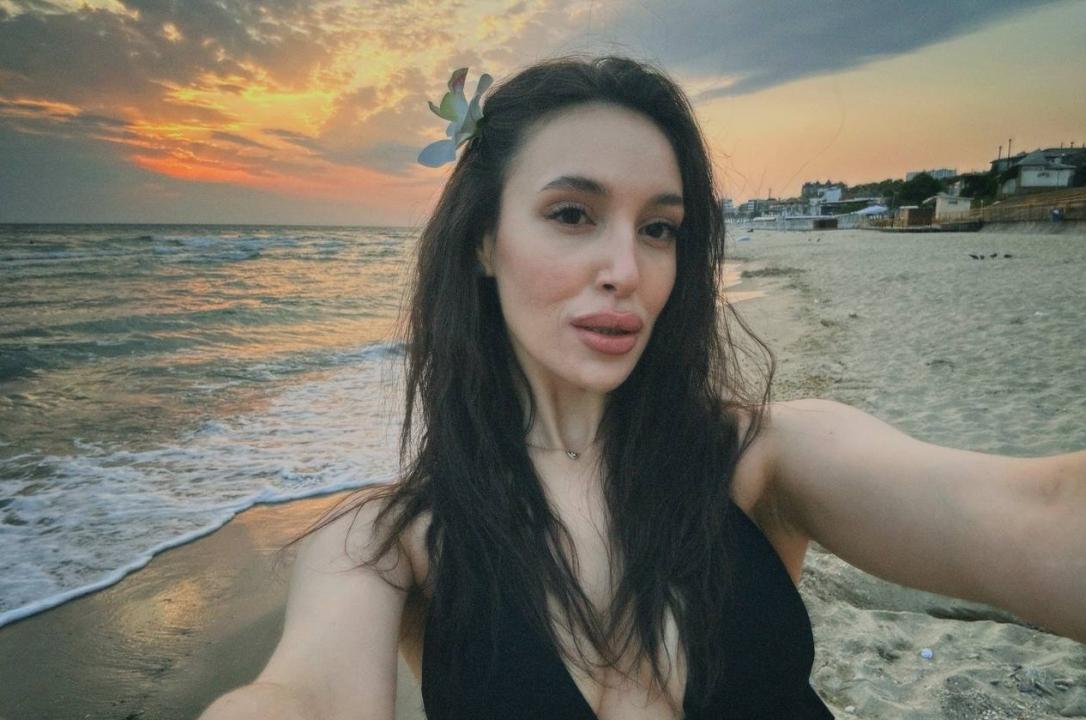 Webcam chat profile for KitKattX: Legs, feet & shoes