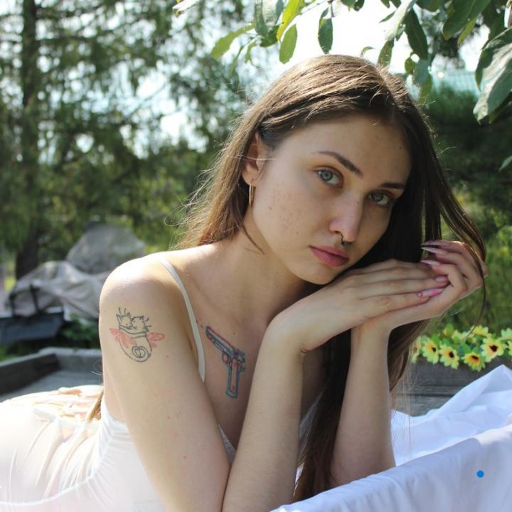 Webcam chat profile for Bluelia: Kissing