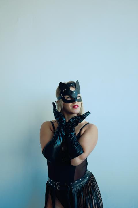 Webcam chat profile for BeautyNass: Leather