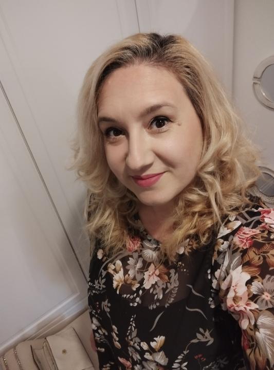 Webcam chat profile for BlondeAmalia: Legs, feet & shoes