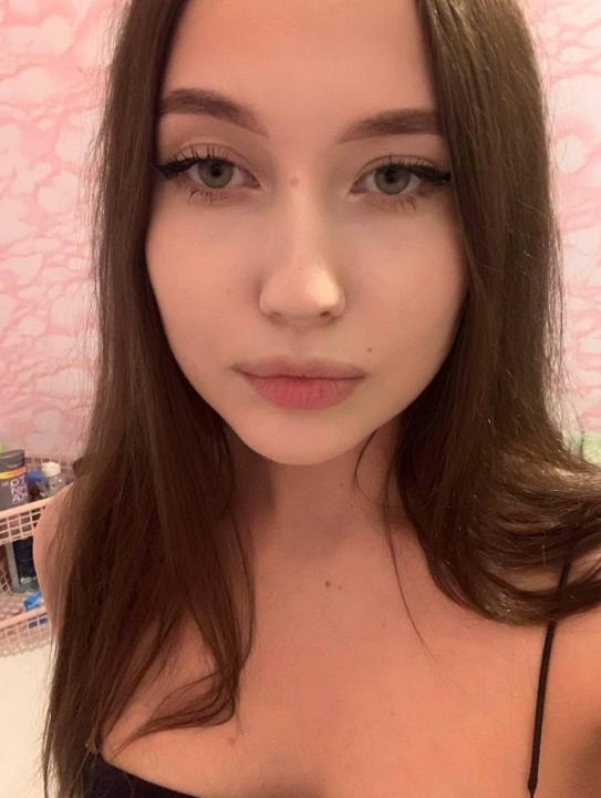 Webcam chat profile for SaraX: Legs, feet & shoes