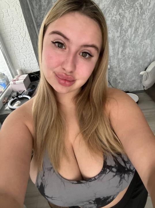 Webcam chat profile for LunaMia: Ask about my Hobbies