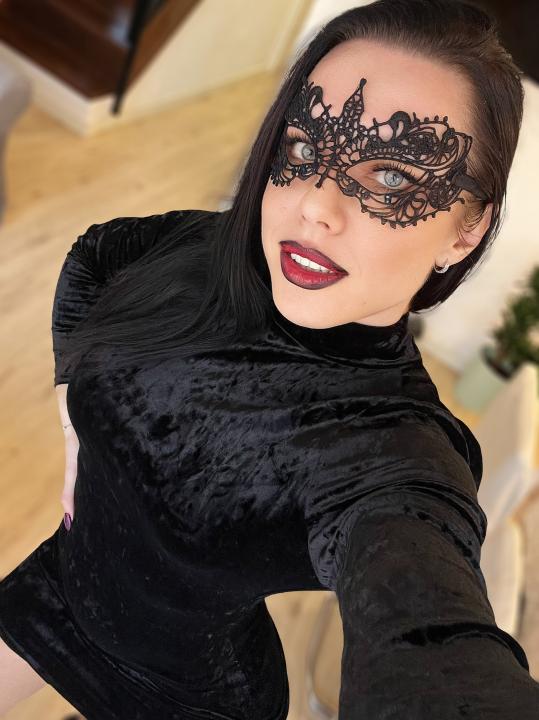 Webcam chat profile for KrissssCharming: Dominatrix