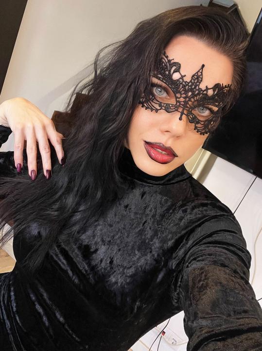 Webcam chat profile for KrissssCharming: Dominatrix