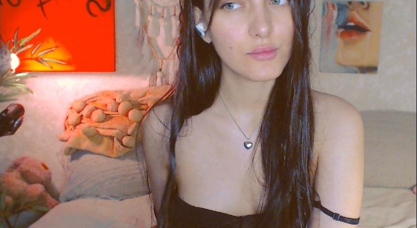 Webcam chat profile for Alina322: Piercings & tattoos