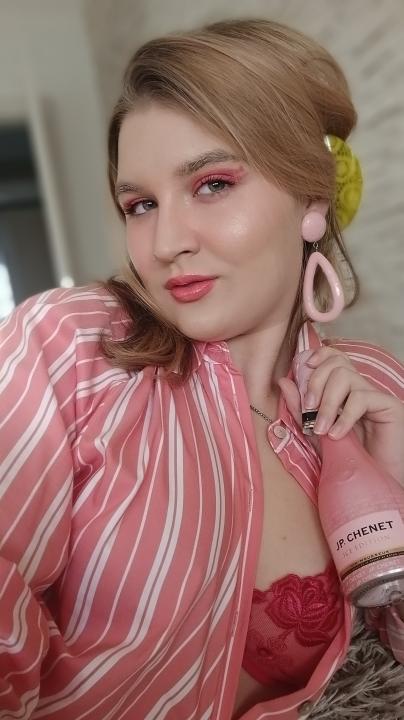 Webcam chat profile for Virginia: Outfits