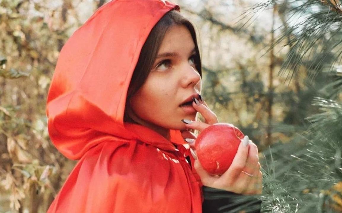 Webcam chat profile for AdelinaMiau: Legs, feet & shoes