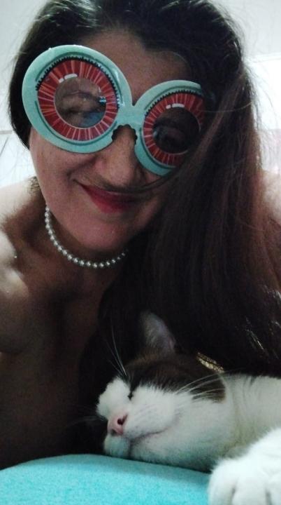 Webcam chat profile for SophiaBliss: Nipple play