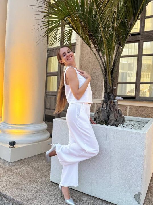 Webcam chat profile for LucieMack: Legs, feet & shoes