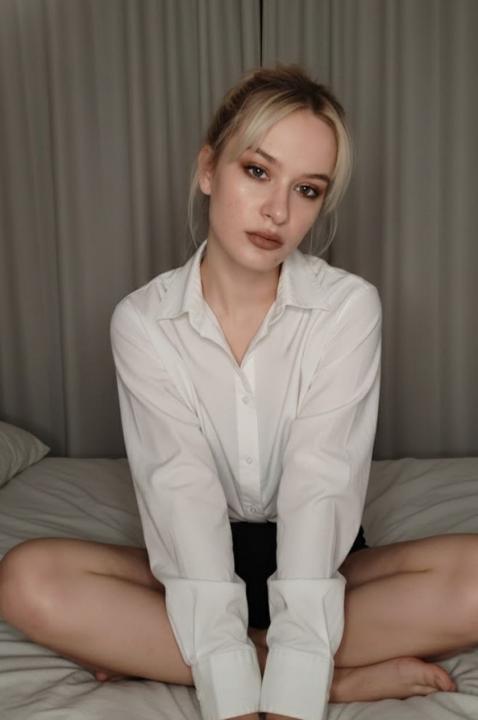 Webcam chat profile for Mirai: Ask about my Hobbies