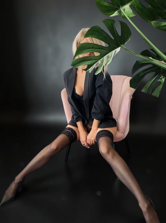 Webcam chat profile for syennavale: Legs, feet & shoes