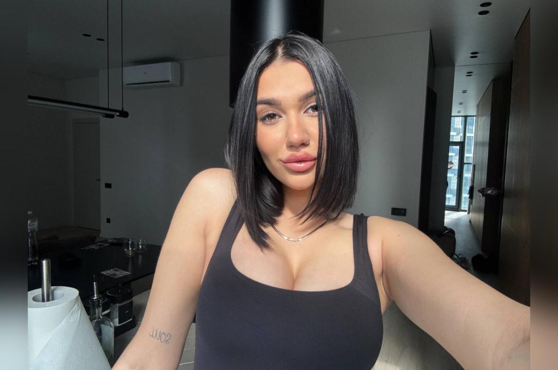 Webcam chat profile for BellaFitt: Leather