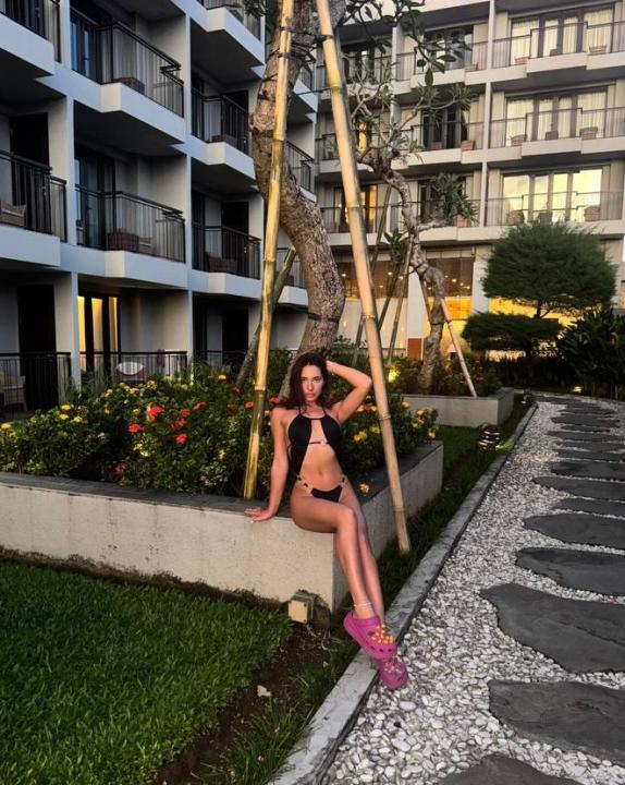 Webcam chat profile for ElegantSo1: Legs, feet & shoes