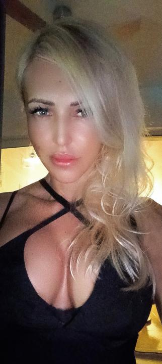 Webcam chat profile for Charlize: Collars