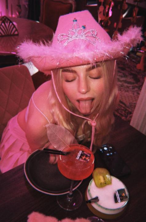 Webcam chat profile for AmeliaFit: Legs, feet & shoes