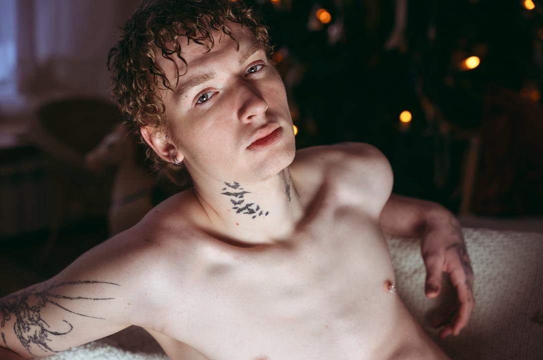 Webcam chat profile for TravisClass: Kissing