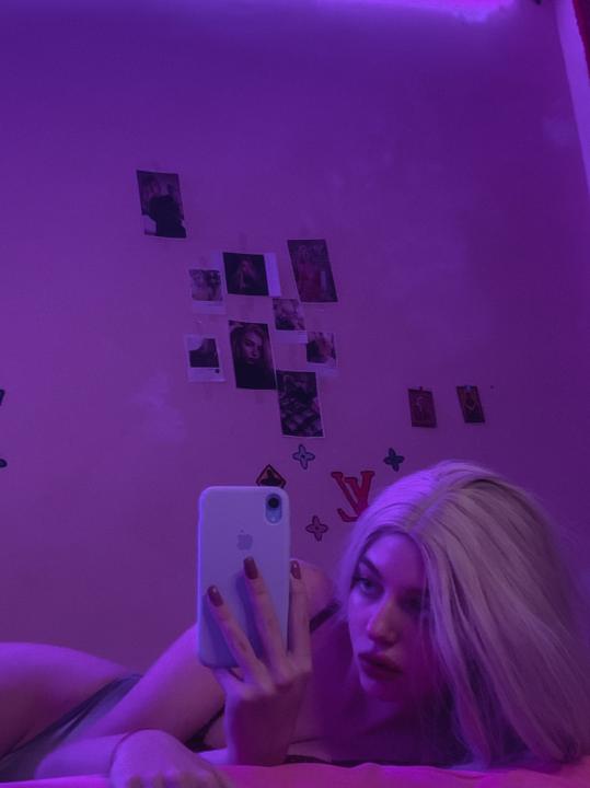 Webcam chat profile for AmeliaFit: Legs, feet & shoes