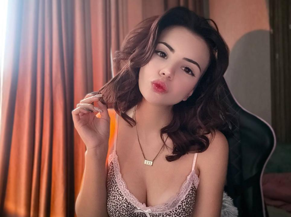 Webcam chat profile for ShineKitty: Dancing