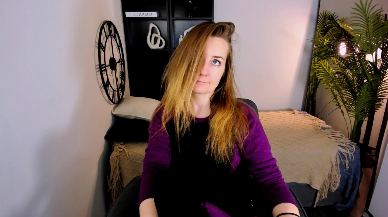 Webcam chat profile for MeggySun: Legs, feet & shoes