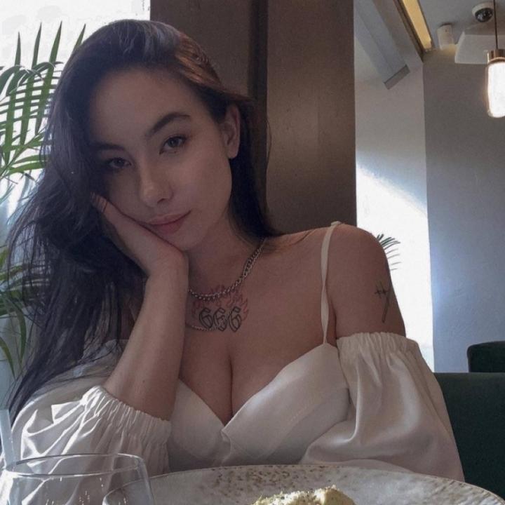 Webcam chat profile for AdeleNova: Outfits