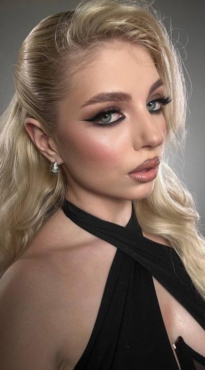 Webcam chat profile for Elunor: Ask about my Hobbies