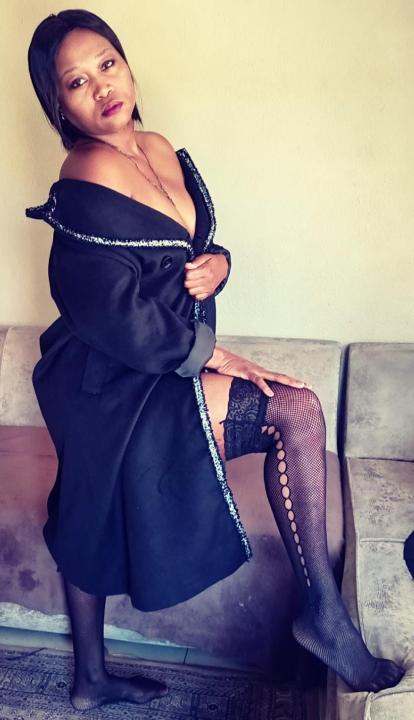 Webcam chat profile for EbonySeductresx: Kissing