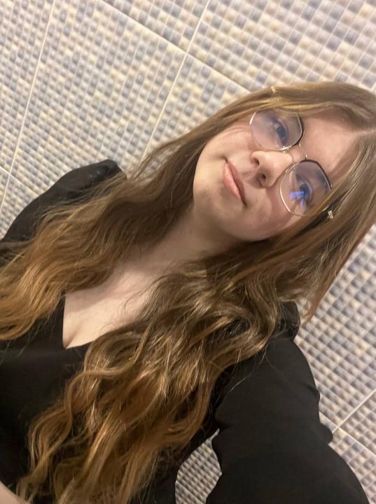 Webcam chat profile for AminaBloom: Legs, feet & shoes