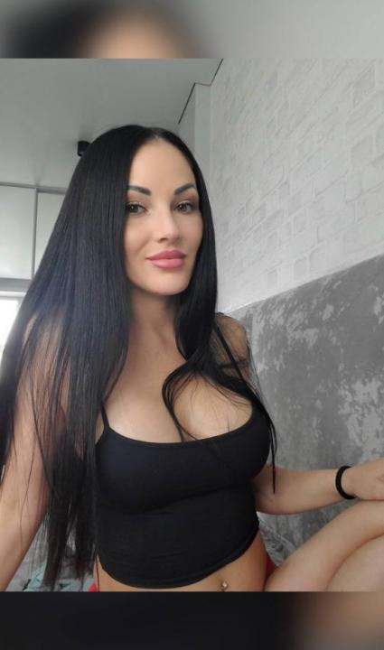 Webcam chat profile for EvaN010: Legs, feet & shoes