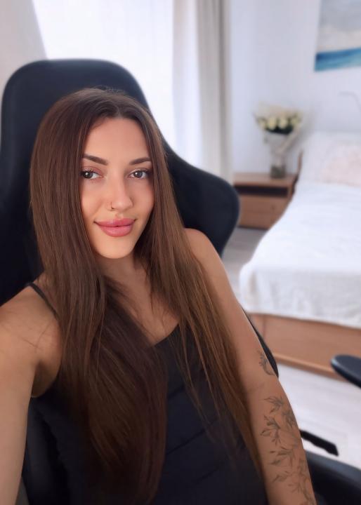 Webcam chat profile for SweetTi: Legs, feet & shoes