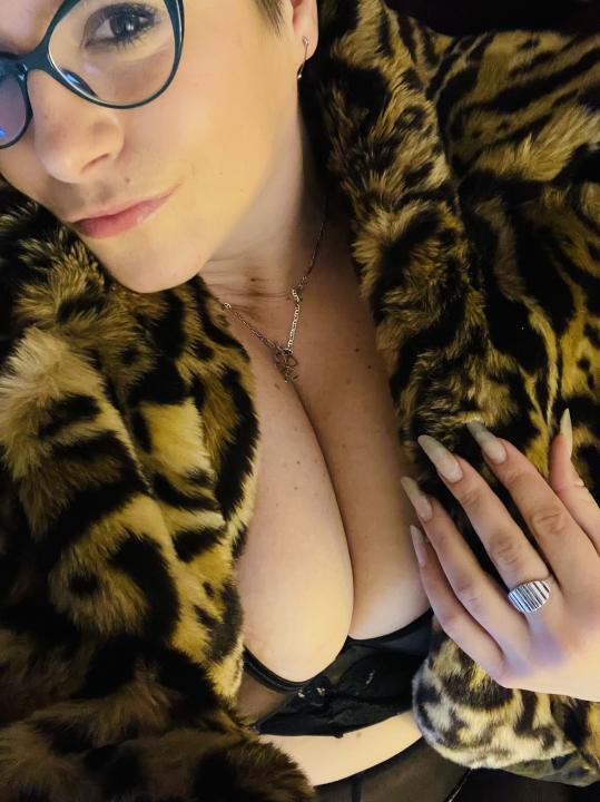 Webcam chat profile for iammmmiky: Legs, feet & shoes