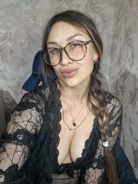 Webcam chat profile for BonnieFanny: Music