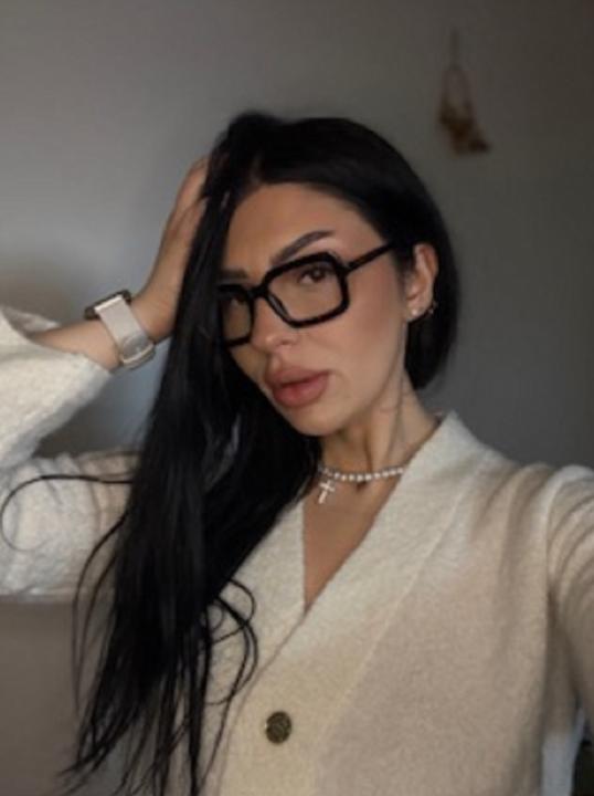 Webcam chat profile for BrainyBelle: Kissing