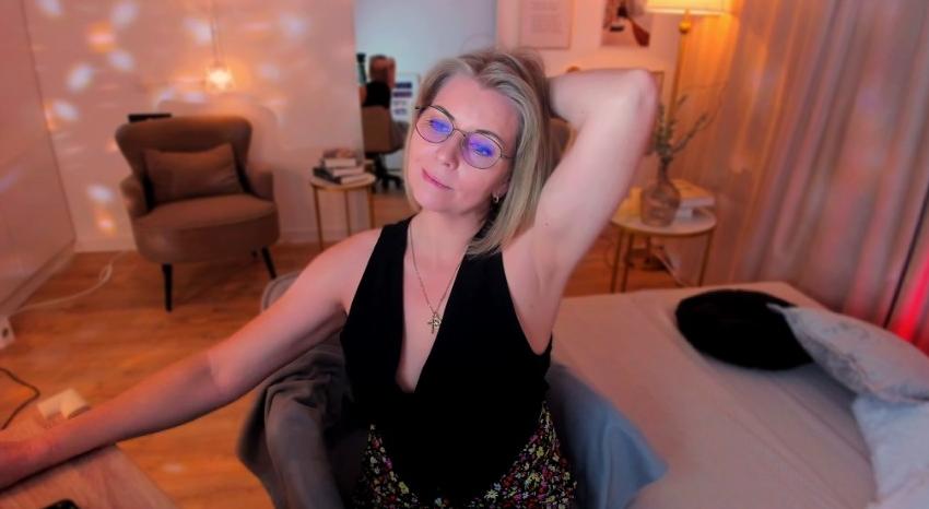 Webcam chat profile for AnnieLight: Legs, feet & shoes