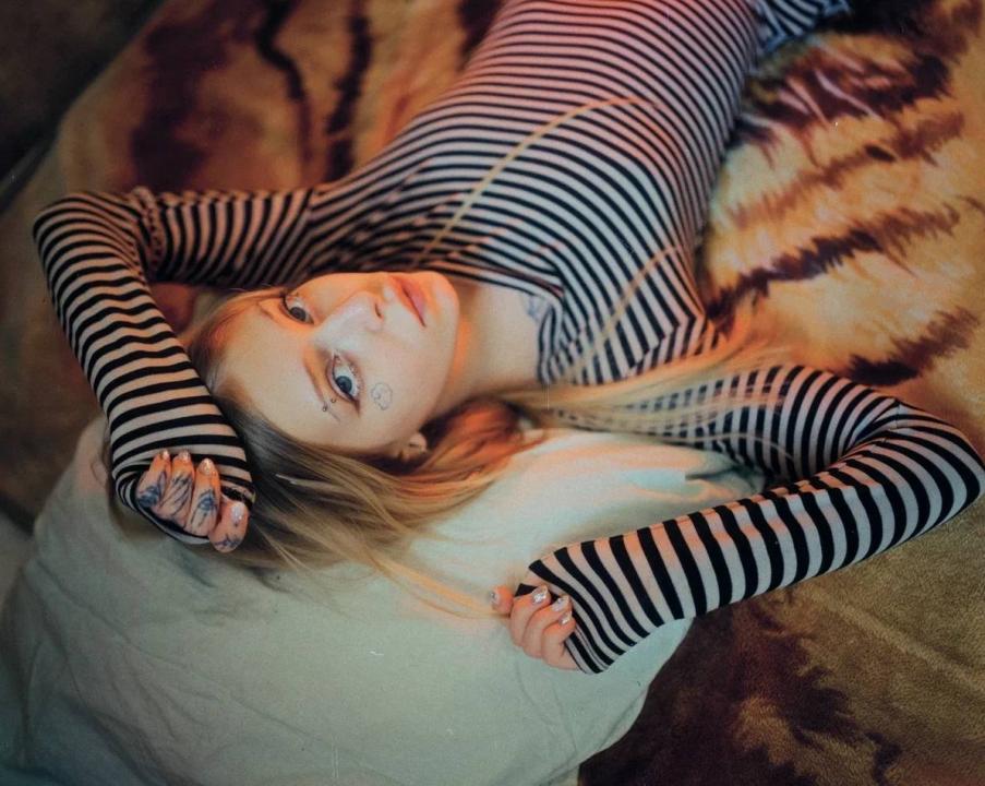 Webcam chat profile for ElizaSadCat: Legs, feet & shoes