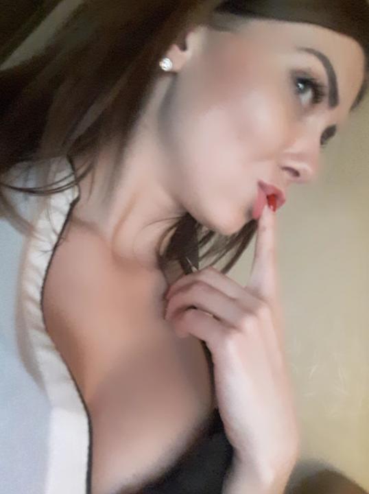 Webcam chat profile for CarolBerryxx: Legs, feet & shoes