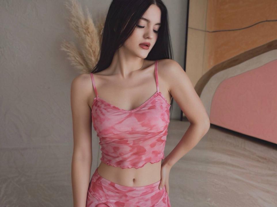 Webcam chat profile for AliseParis: Legs, feet & shoes