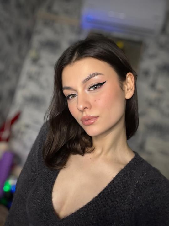 Webcam chat profile for KiraVibe: Ask about my Hobbies