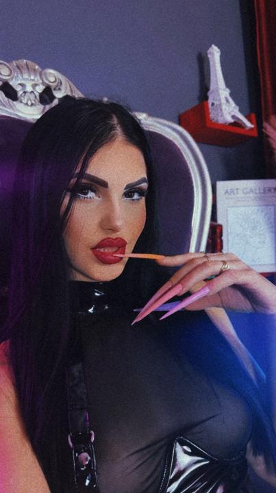 Webcam chat profile for LeaNoire: Dominatrix