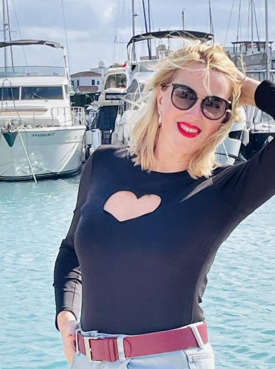 Webcam chat profile for MyAngelShy: Legs, feet & shoes