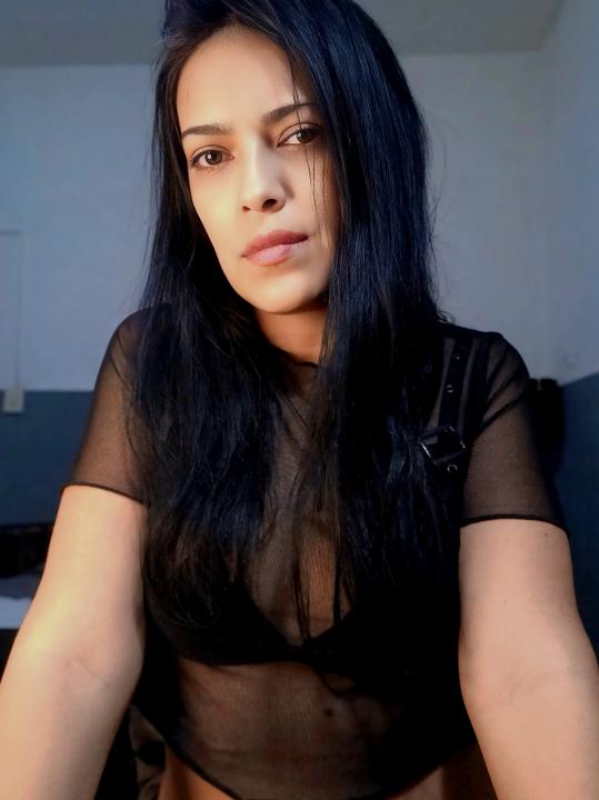 Webcam chat profile for Ivonne: Legs, feet & shoes