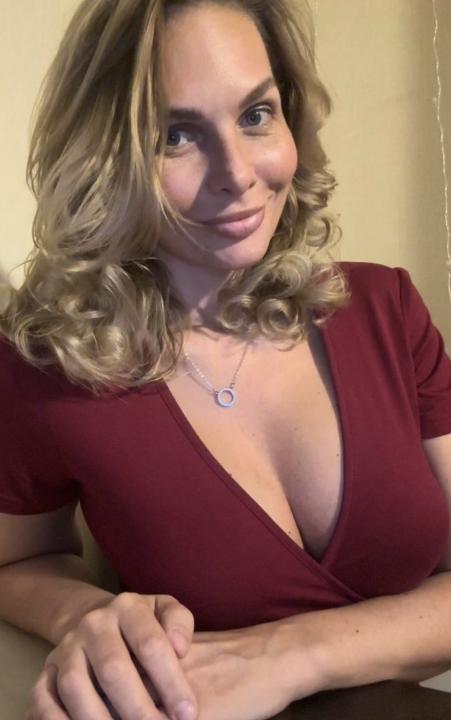 Webcam chat profile for WonderfulWoman: Smoking