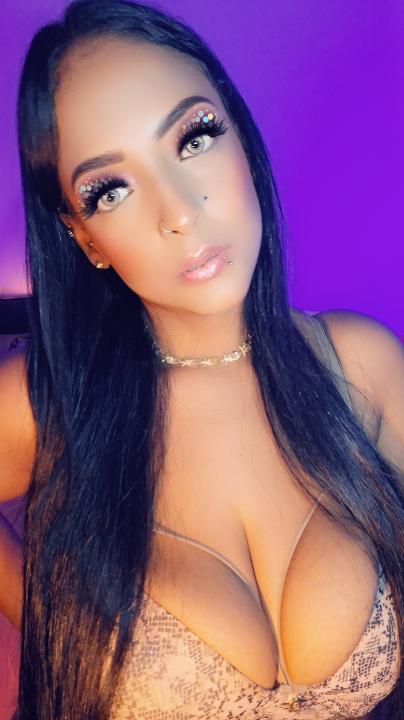 Webcam chat profile for Angiely: Nipple play