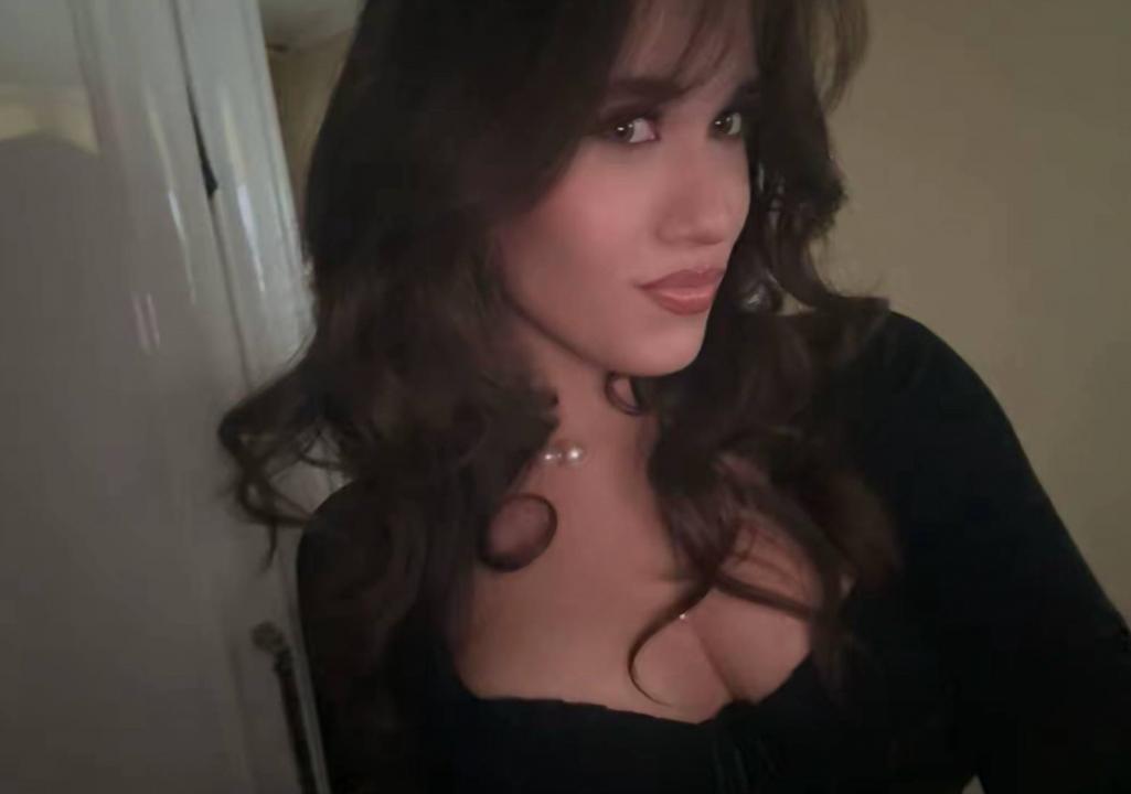 Webcam chat profile for Kireya: Outfits