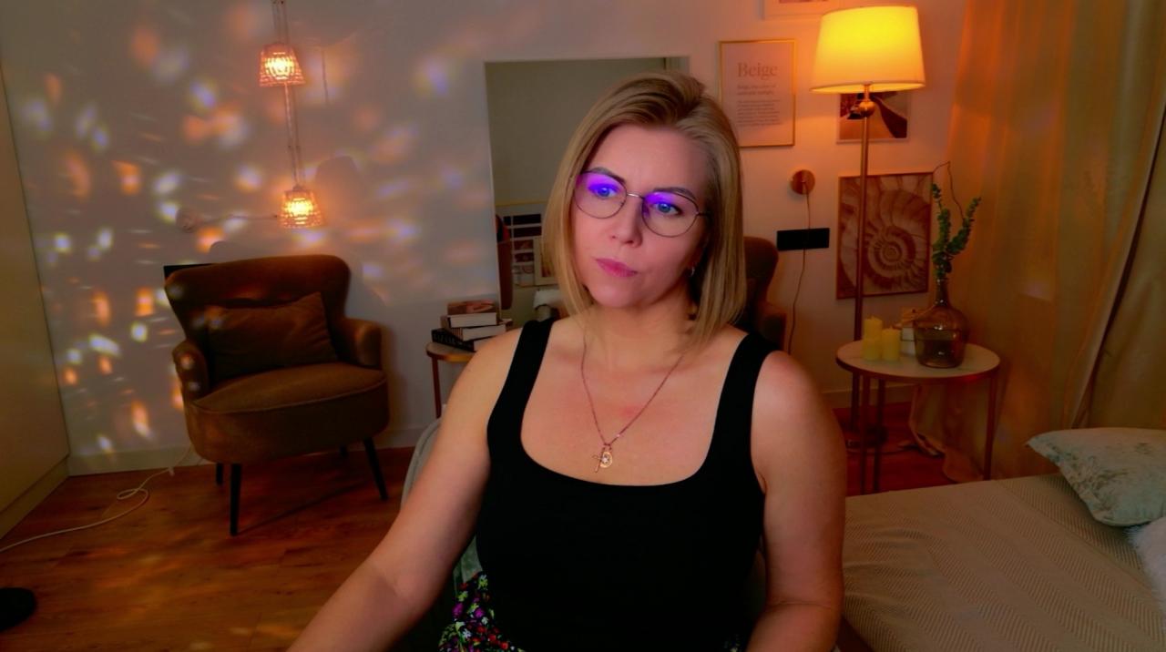 Webcam chat profile for AnnieLight: Legs, feet & shoes
