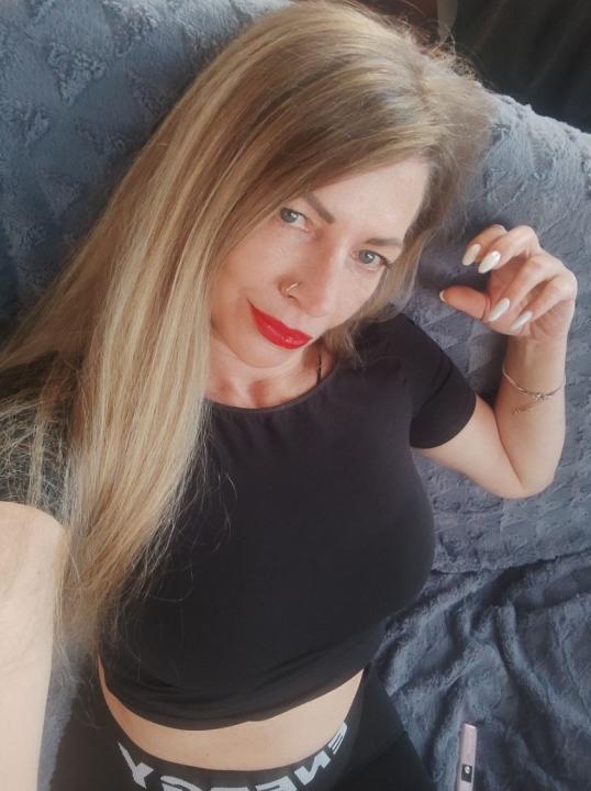 Webcam chat profile for Delira: Ask about my Hobbies
