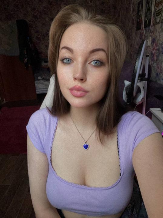 Webcam chat profile for MadinaTyan: Dancing