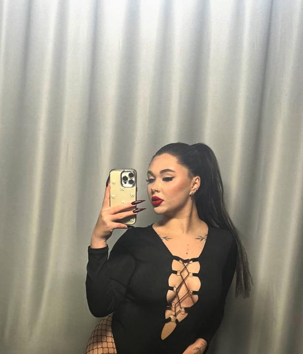 Webcam chat profile for Alisiya: Piercings & tattoos